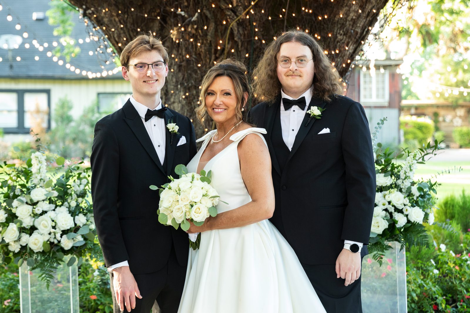 De with her sons before the ceremony